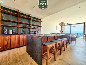 Departamento, varias camas, cocina, vista al océano (Casa Pairo 302) | Cocina privada | Cafetera y tetera y comedor