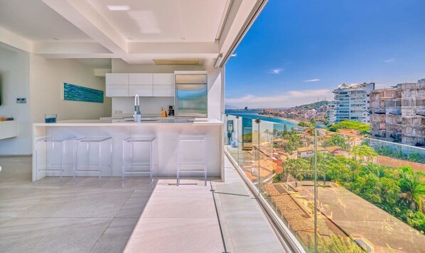 Apartment, Mehrere Betten, Küche, Meerblick (Orchid-8D) | Eigene Küche | Wasserkocher mit Kaffee-/Teezubehör, Esstisch