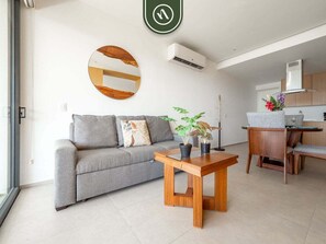 Condo, 1 cama King e sofá-cama, acesso à piscina, vista para o oceano (Aria Ocean T3 603) | Área de estar | TV de tela plana 42 polegadas com canais digitais