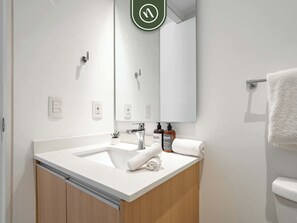 Appartement, 1 trĂšs grand lit et 1 canapĂ©-lit, cuisine, vue sur lâocĂ©an (Aria Ocean T3 603) | Salle de bain | Serviettes fournies