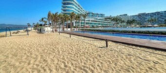 Oceanview 1 BR Condo - Private Beach - Pools