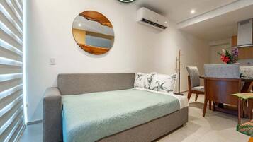 Condo, 1 King Bed with Sofa bed, Pool Access, Ocean View (Aria Ocean T3 603) | Interior