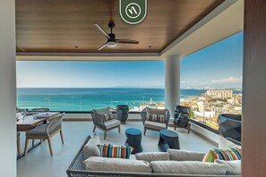Condo, varias camas, acceso a la alberca, vista al océano (Las Verandas 503) | Terraza o patio
