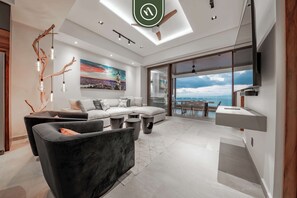 Leilighet, flere senger, kjøkken, havutsikt (Las Verandas 503) | Oppholdsområde | En 42-tommers Flatskjerm-TV med digitale kanaler samt MP3-dokkingstasjon