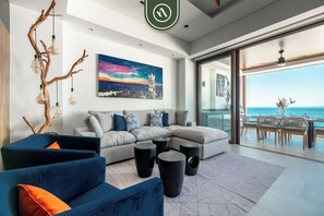 Condo, varias camas, acceso a la alberca, vista al océano (Las Verandas 503) | Área de sala de estar | Estación para reproductor de MP3 