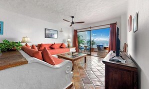 Departamento, varias camas, balcón, vista al océano (710-VistadelSol) | Área de sala de estar