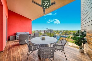Apartment, Multiple Beds, Balcony, Ocean View (DToscana PH02 - Torre Sienna) | Outdoor dining