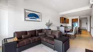 Departamento, varias camas, balcón, vista a la playa (DToscana 501 Pisa) | Área de sala de estar