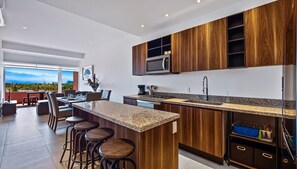 Apartment, Berbilang Katil, Kitchen, Beach View (DToscana 501) | Dapur peribadi | Meja makan 