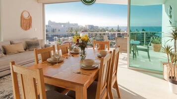 Departamento, 2 camas matrimoniales, acceso a la alberca, vista al océano (Aria Ocean T1 702) | 2 habitaciones, decoración personalizada y muebles diferentes