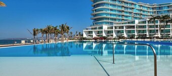 Beachfront 2BR Condo With Pool and Beachclub