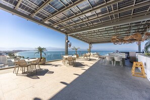 Condo, varias camas, cocina, vista al océano (UDARA UDARA 2K) | Restaurante al aire libre