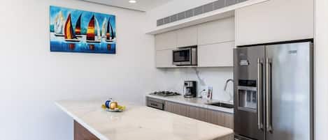 Condo, Plusieurs lits, baignoire Ă remous, vue sur lâocĂ©an (Udara 2K) | Cuisine privĂ©e