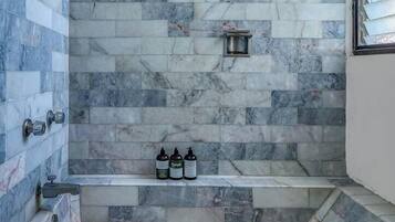 Appart'hôtel, plusieurs lits, bain à remous, vue océan (Vamar T1 121) | Salle de bain | Serviettes fournies