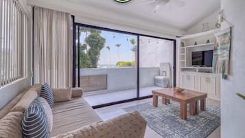 Apartment, Berbilang Katil, Kitchen, Ocean View (Vamar T1 121) | Ruang tamu | 42 inci televisyen skrin rata dengan digital