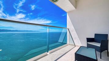 Apartment, 1 King Bed with Sofa bed, Kitchen, Ocean View (Harbor 171 Torre Norte 2702) | Terrace/patio