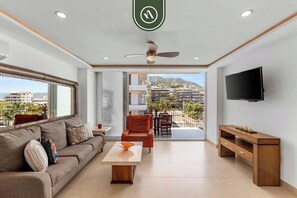 Condo, Plusieurs lits, accès à la piscine, vue sur l’océan (The Park 406) | Aire de séjour