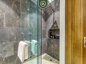 Apartment, Mehrere Betten, Poolzugang, Meerblick (Urban II 304) | Badezimmer | Handtücher