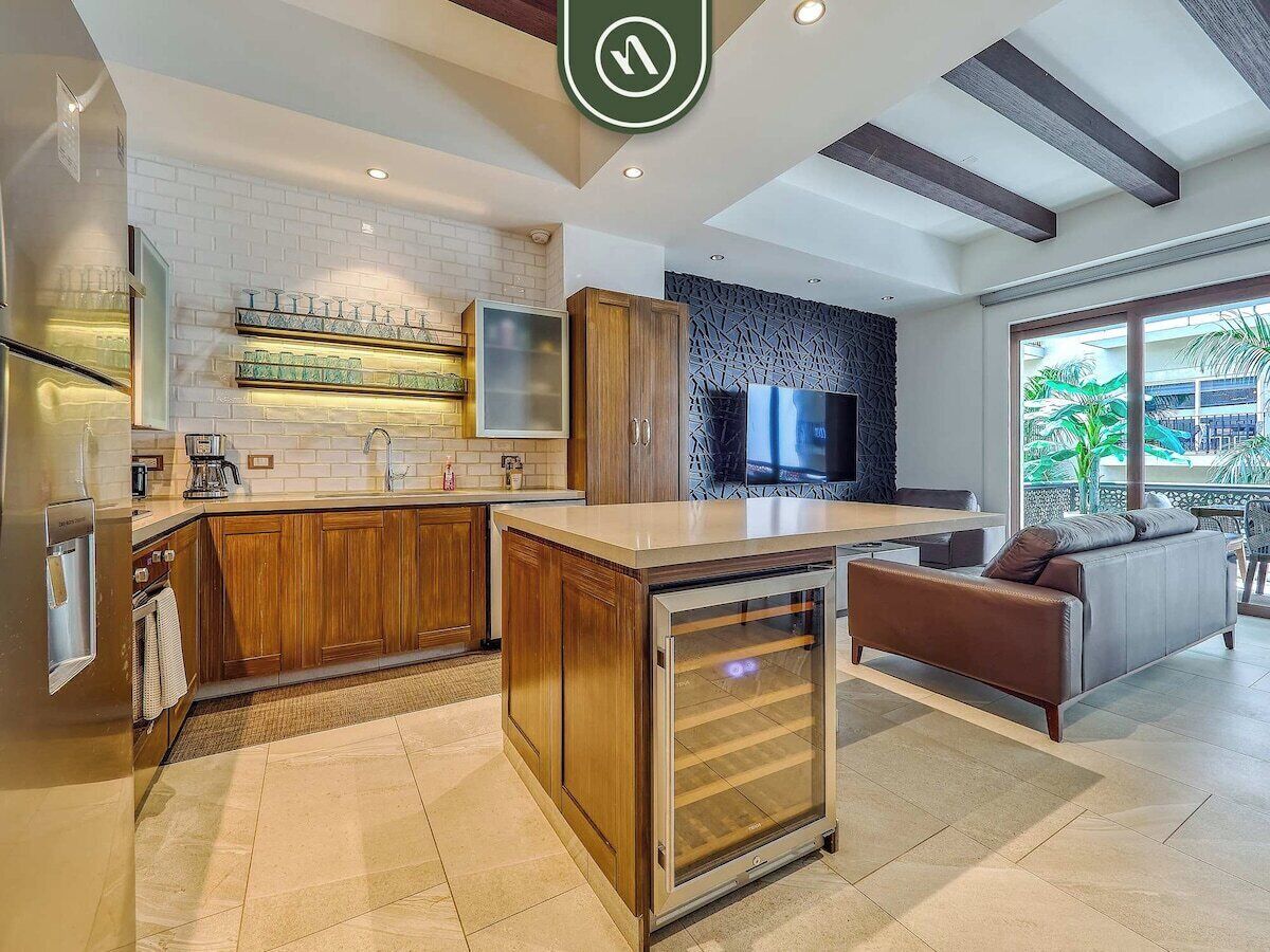 Condo, varias camas, acceso a la alberca, vista al océano (Urban II 304) | Cocina privada | Cafetera y tetera 