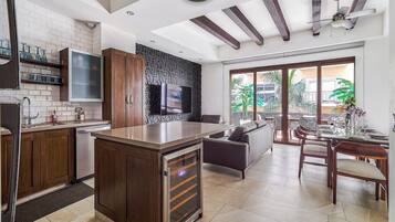 Condo, varias camas, acceso a la alberca, vista al océano (Urban II 304) | Interior
