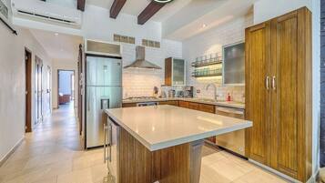Appartamento, letti multipli, accesso alla piscina, vista oceano (Urban II 304) | Cucina privata | Macchina per tè/caffè