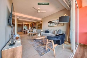 Apartment, Mehrere Betten, Küche, Strandblick (DToscana 411) | Wohnbereich | 42-Zoll-Flachbildfernseher mit Digitalempfang