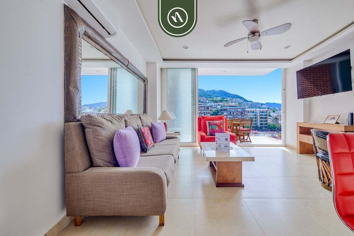 Condo, varias camas, balcón, vista al océano (The Park 506) | Área de sala de estar