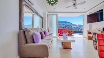 Condo, varias camas, balcón, vista al océano (The Park 506) | Área de sala de estar