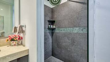 Condo, varias camas, balcón, vista al océano (The Park 506) | Baño | Toallas