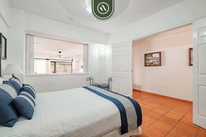 Huoneisto, 1 keskisuuri parisänky ja vuodesohva, parveke, valtamerinäköala (One Beach Street 306 B) | 1 makuuhuone, yksilöllisesti sisustettu, yksilöllisesti kalustettu