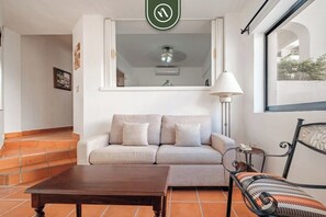 Huoneisto, 1 keskisuuri parisänky ja vuodesohva, parveke, valtamerinäköala (One Beach Street 306 B) | Oleskelualue