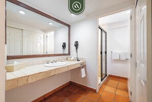 Appart'hôtel, 1 grand lit et 1 canapé-lit, balcon, vue océan (One Beach Street 306 B) | Salle de bain | Serviettes fournies
