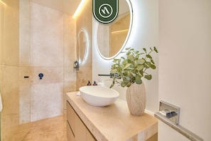 Appartement, 1 trÚs grand lit et 1 canapé-lit, bain à remous, vue océan (Soho PV 705) | Salle de bain | Serviettes fournies