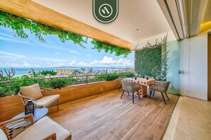 Apartemen, 1 Tempat Tidur King dengan tempat tidur Sofa, hot tub, pemandangan samudra (Soho PV 705) | Tempat makan outdoor