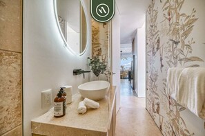 Apartemen, 1 Tempat Tidur King dengan tempat tidur Sofa, hot tub, pemandangan samudra (Soho PV 705) | Kamar mandi | Handuk