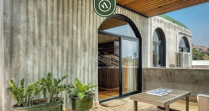 Luxury 1 BR Condo in Downtown - AC - Peaceful