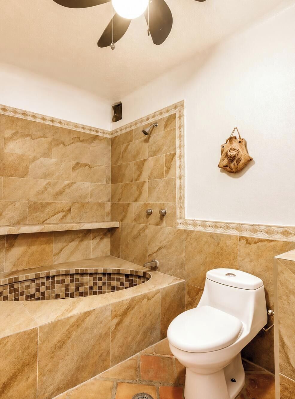 Une salle de bain comprenant une baignoire, des toilettes et un espace douche.