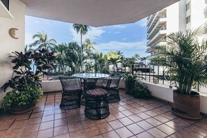 Condo, varias camas, acceso a la alberca, vista al océano (206-VistadelSol) | Restaurante al aire libre