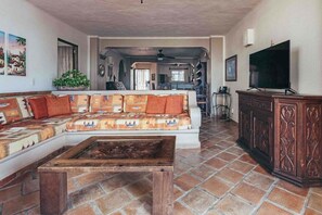 Condo, varias camas, acceso a la alberca, vista al océano (206-VistadelSol) | Área de sala de estar