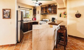 Apartamento, varias camas, acceso a la piscina, vistas al mar (206-VistadelSol) | Cocina privada | Cafetera o tetera