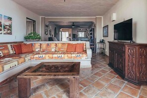 Appartement, plusieurs lits, cuisine, vue océan (206-VistadelSol) | Coin séjour | Télévision à écran plat de 42 pouces avec chaînes numériques