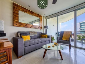 Apartment, Mehrere Betten, Küche, Meerblick (Aria Ocean 515) | Wohnbereich