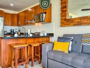 Condo, varias camas, balcón, vista al océano (Aria Ocean T1 515) | Interior