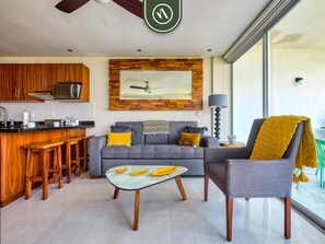 Apartment, Mehrere Betten, Küche, Meerblick (Aria Ocean 515) | Wohnbereich