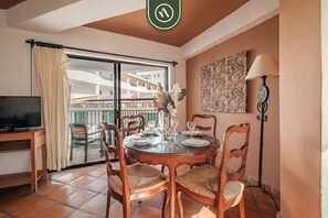 Condo, varias camas, balcón, vista al océano (One Beach Street 608 B) | 2 habitaciones, decoración personalizada y muebles diferentes 