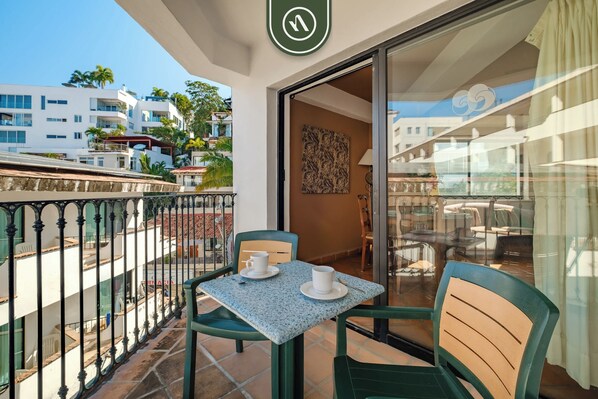 Departamento, varias camas, cocina, vista al océano (OBS 308 - 608) | Restaurante al aire libre