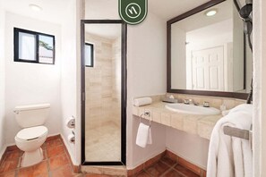 Appartement, Meerdere bedden, balkon, uitzicht op zee (One Beach Street 608 B) | Badkamer | Handdoeken