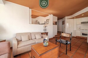 Condo, varias camas, balcón, vista al océano (One Beach Street 608 B) | Área de sala de estar