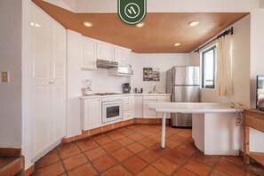 Condo, varias camas, balcón, vista al océano (One Beach Street 608 B) | Cocina privada | Comedor