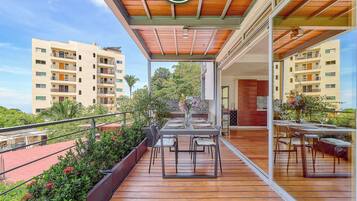 Departamento, varias camas, cocina, vista al océano (The Ava 16) | Restaurante al aire libre